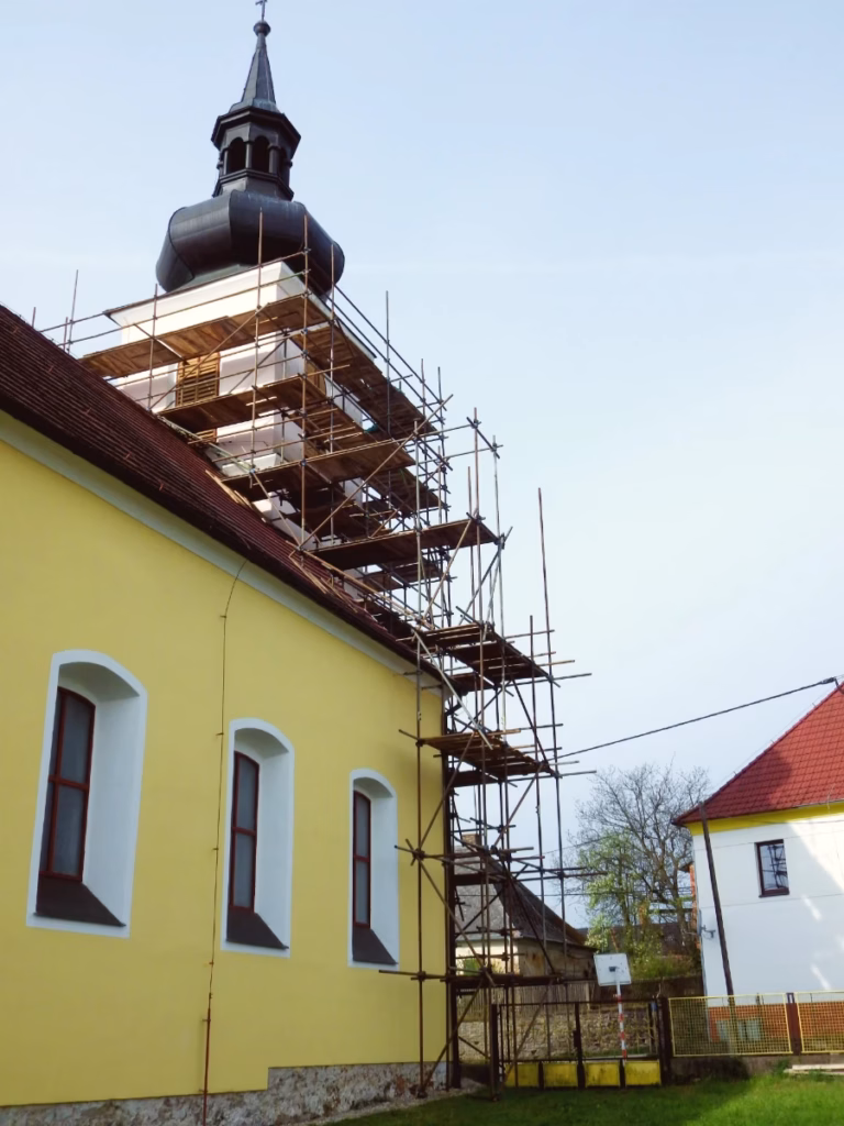 Lešení Benešov – věžové lešení na kostele se žlutou fasádou