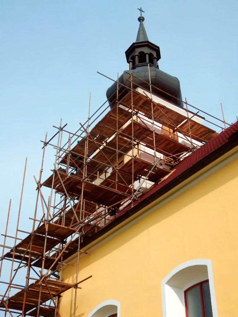 Věžové lešení Benešov u kostela se žlutou fasádou