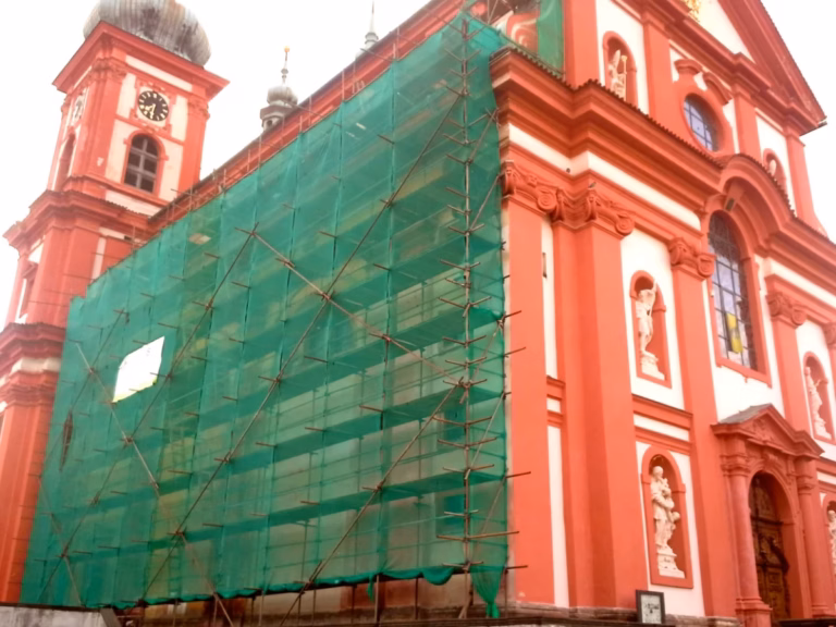 Lešení Benešov na barokním kostele s ochrannou sítí