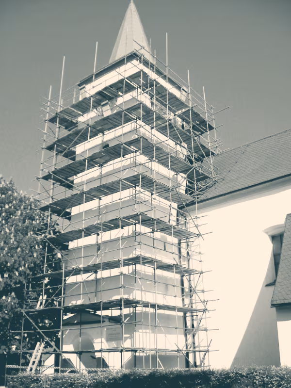 Stavba lešení Benešov – věžové lešení na kostele