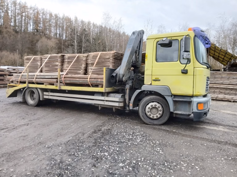 Vozový park lešení Benešov – nákladní vůz s hydraulickou rukou