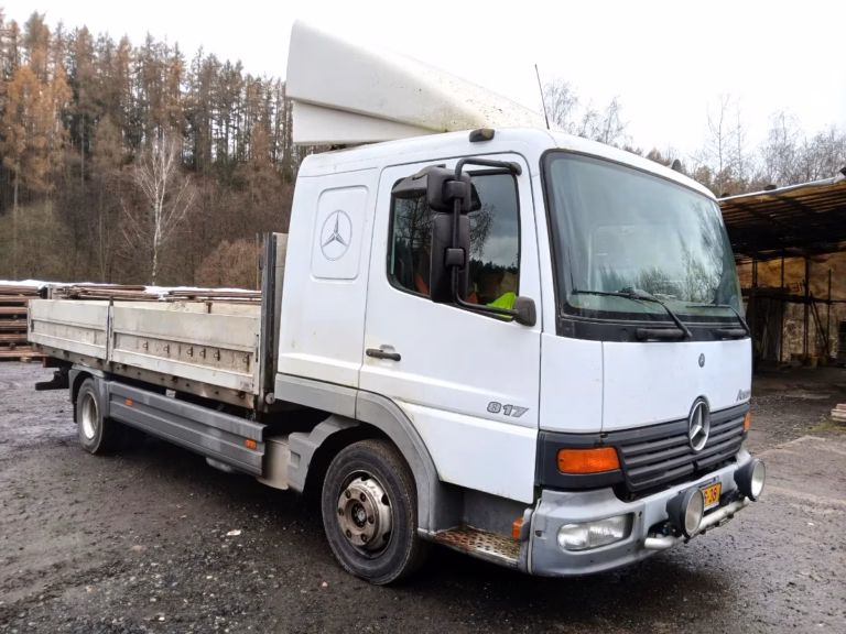 Vozový park lešení Benešov – nákladní vůz Mercedes-Benz Atego s valníkem