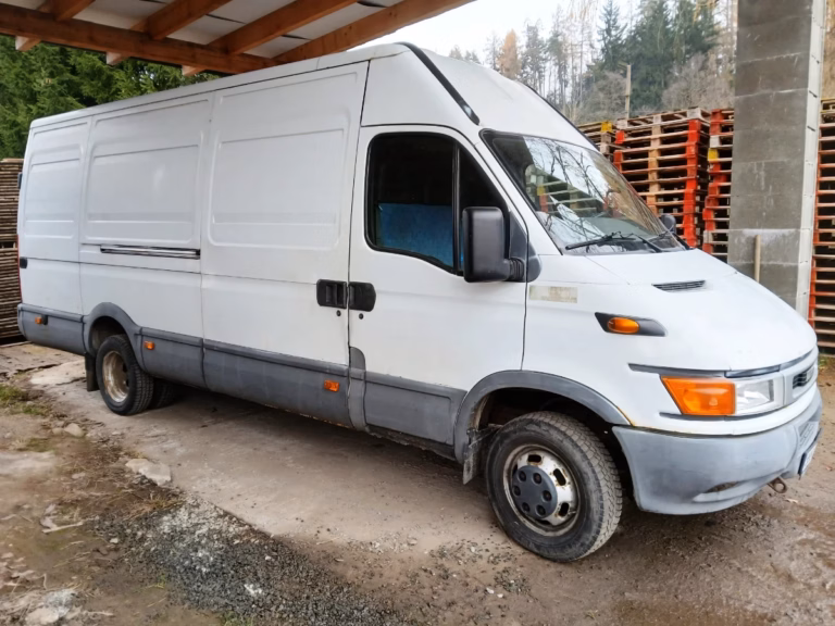 Vozový park lešení Benešov – bílá dodávka Iveco